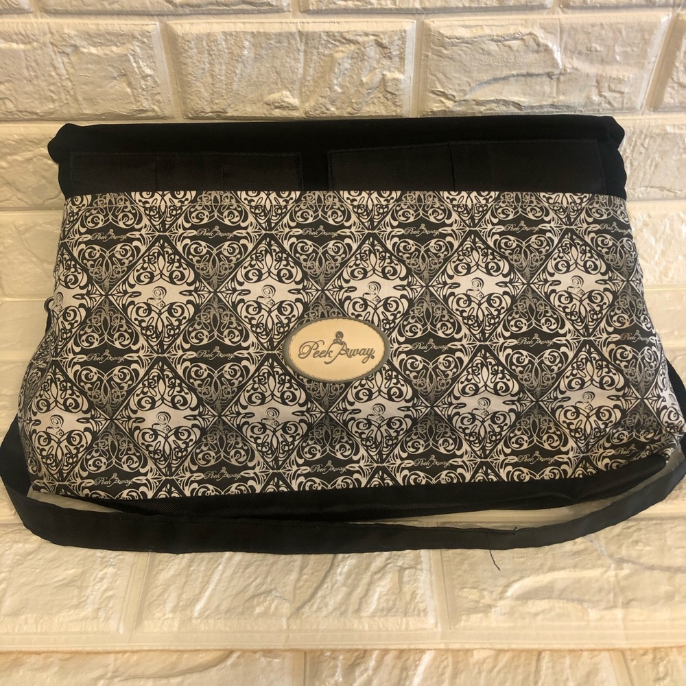Peek Away b&w swirl‎ hanging baby diaper mat
